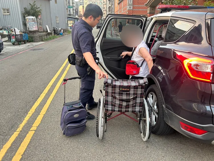 警員護送老婦返家。龜山警分局提供