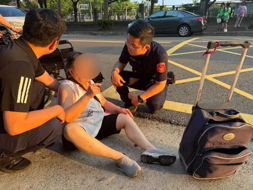老妇派出所门口摔倒起不来 暖警救援护送返家