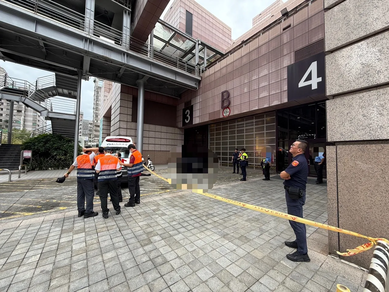 警方于现场调查。翻摄画面