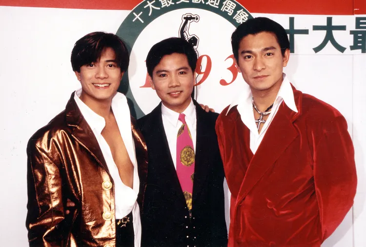 劉德華（右）、郭富城（左）和陳凱倫合影於1993年十大偶像。陳凱倫影視工作室提供