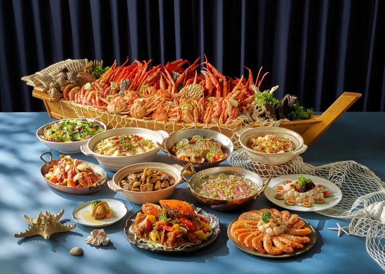 全新一季主題餐檯「澎湃海港季」，主打多款冬令肥美海鮮。六福萬怡提供