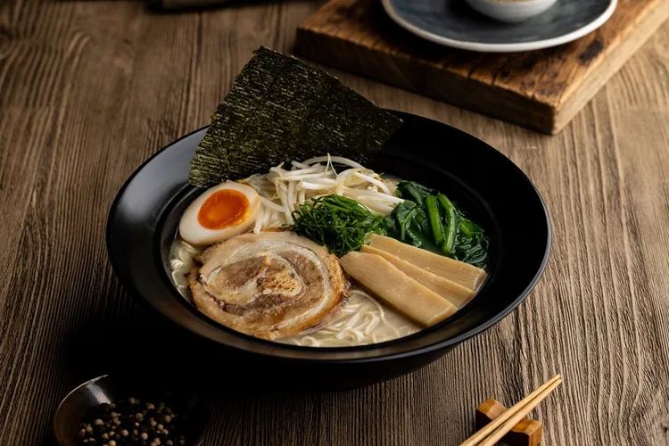 原味豚骨拉麵限量優惠只要10元。樂麵屋提供