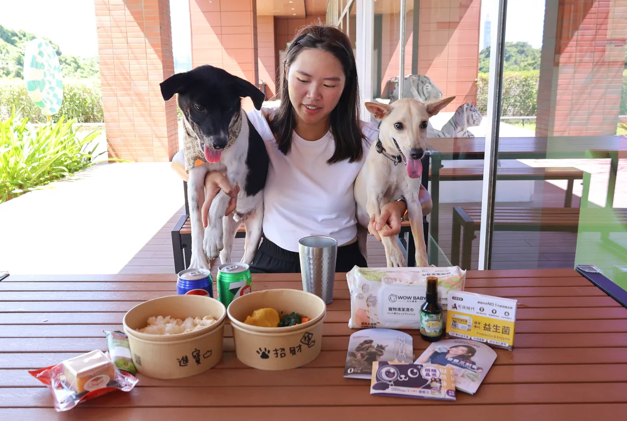 吃到饱叙日全日餐厅今(10日)起,于平、假日午餐及周五至周日下午茶时段,开放户外座席提供携伴宠物同享。六福万怡提供