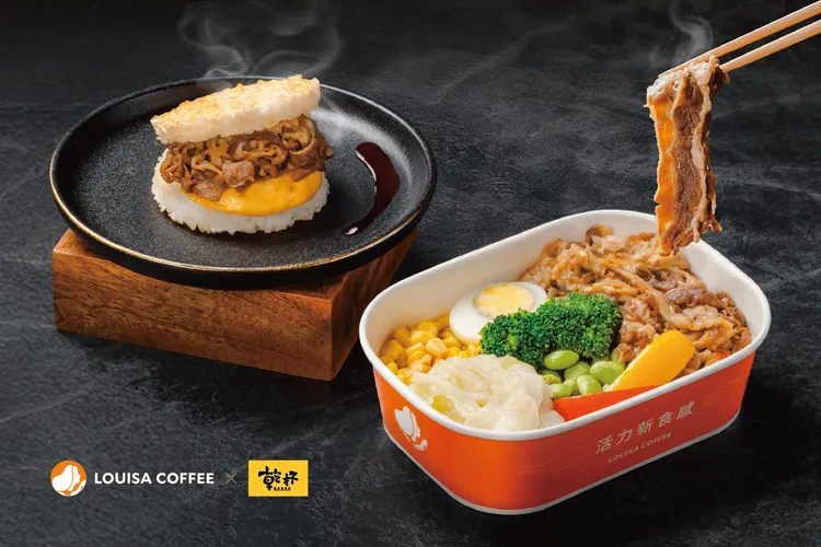 首次燒肉品牌合作，推出跨界聯名新品「職人匠製燒牛日式飯糰」、「乾杯秘醬濃香燒牛飯」。路易莎提供