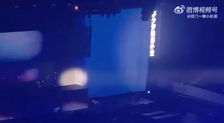 張靚穎從高台跌落、發出巨響，撲倒在下方舞台。翻攝微博