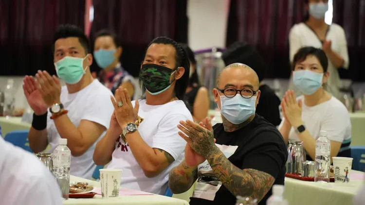 顏正國(中)和鋼鐵爸(右)情同兄弟。翻攝顏正國臉書