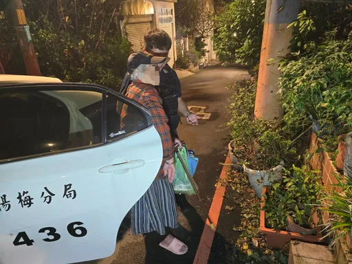 老婦迷途凌晨徘徊街頭 楊梅警即時援助返家