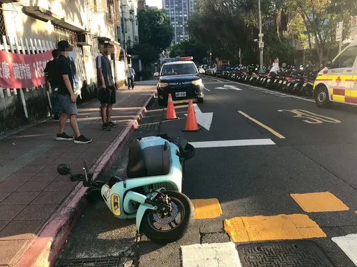 離奇!北市掃街婦突暈厥摔落馬路 女騎士撞上噴飛「驚險瞬間」曝光