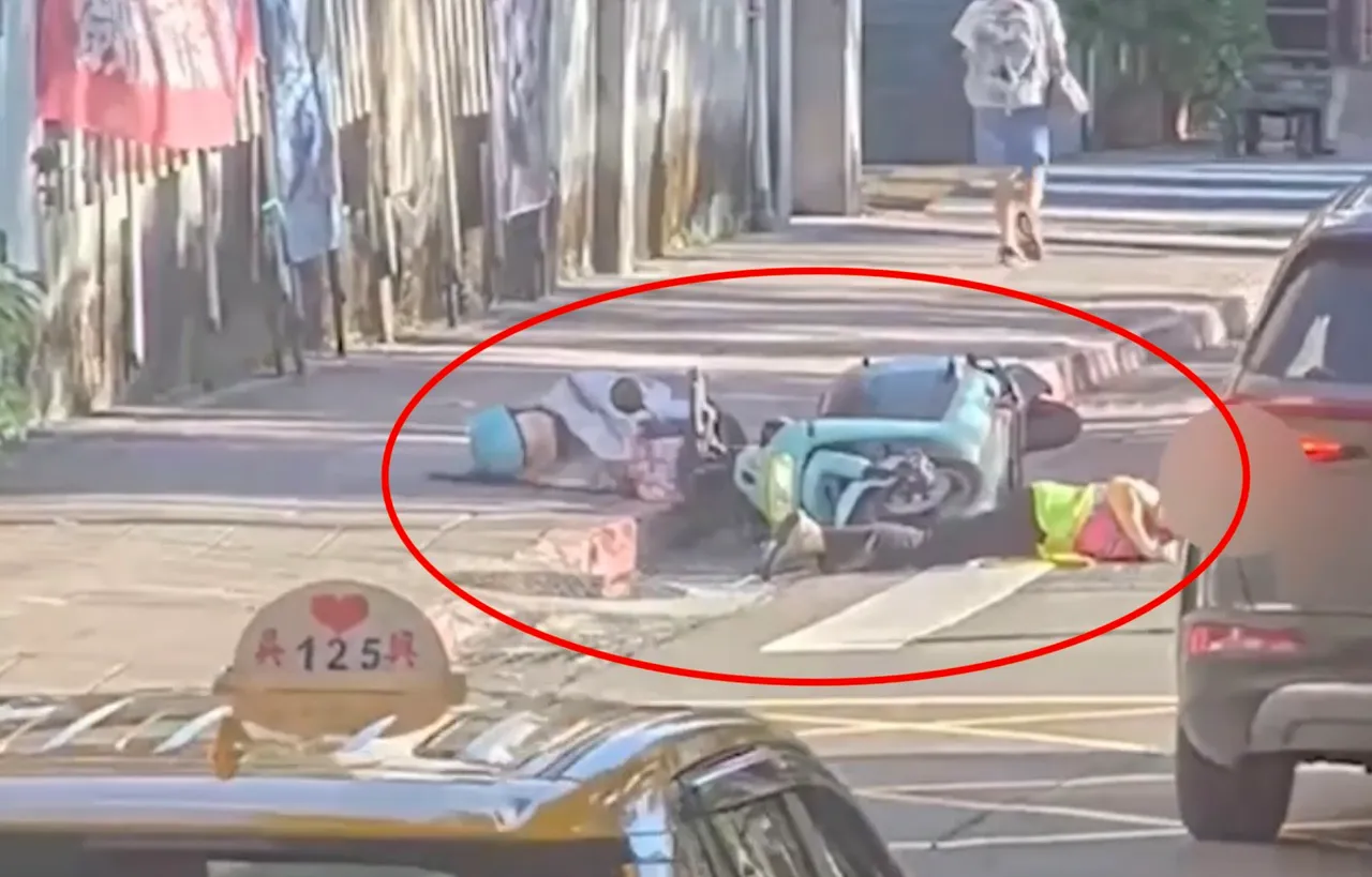 女骑士撞上跌落人行道的妇人后也跟著摔车。翻摄画面