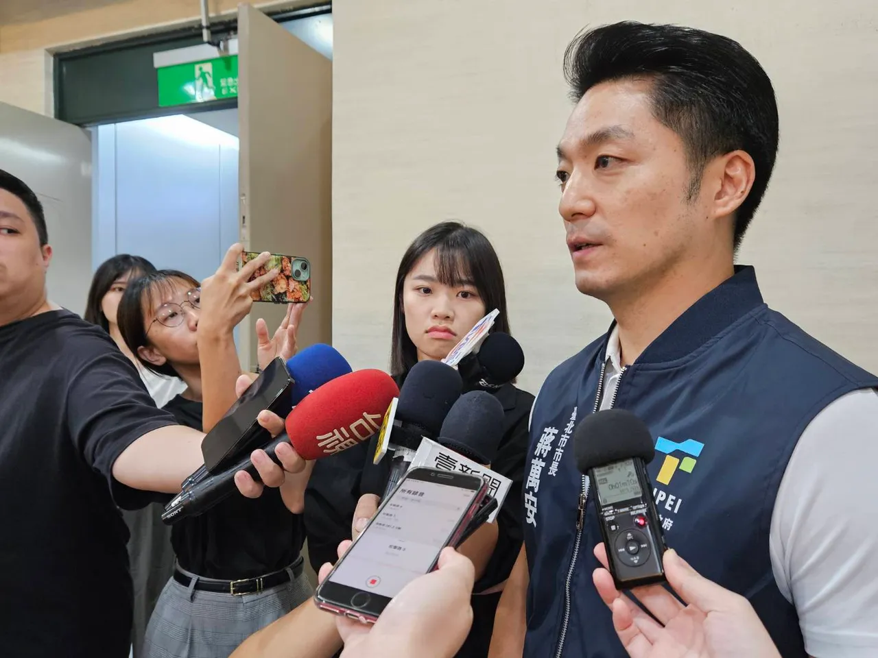 蒋万安今早受访时强调与辉达保持密切联系,不过下午未回应新寿声明。张彩茜摄