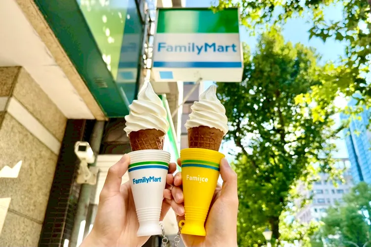 限量周邊「Fami!ce多功能加油棒」，共有白色、黃色2款設計。全家提供