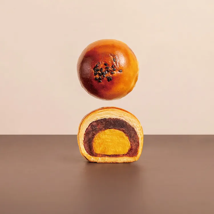 經典代表心蛋黃酥，內餡嚴選契作紅豆與一整顆28天鹽漬鴨蛋黃，搭配三款奶油調和而成的金黃酥皮，外酥內綿、甜鹹得宜。煙波國際觀光集團提供