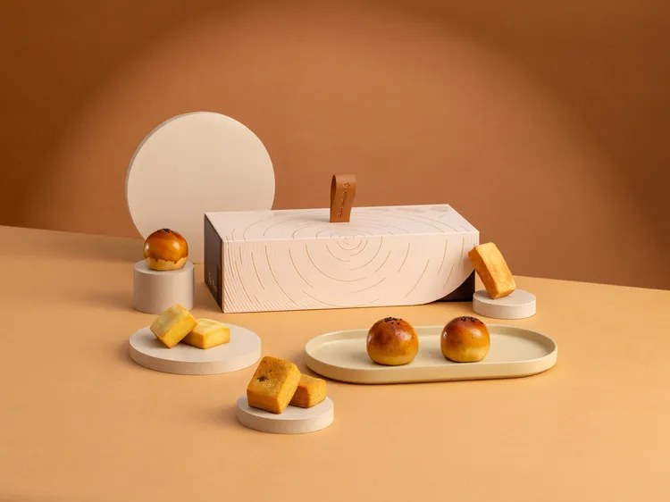 《光嶼・五味藏心》禮盒設計以「月光」為靈感，透過極簡線條與多重材質疊合，營造出光影交錯的節慶美感，成為今年中秋最具品味首選。煙波國際觀光集團提供