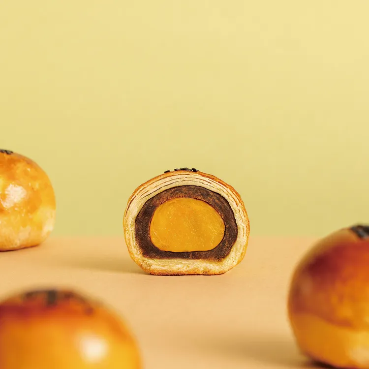 煙波獨家限定款東方美人蛋黃酥，茶香融合紅豆泥與鹹蛋黃，口感層次豐富。煙波國際觀光集團提供