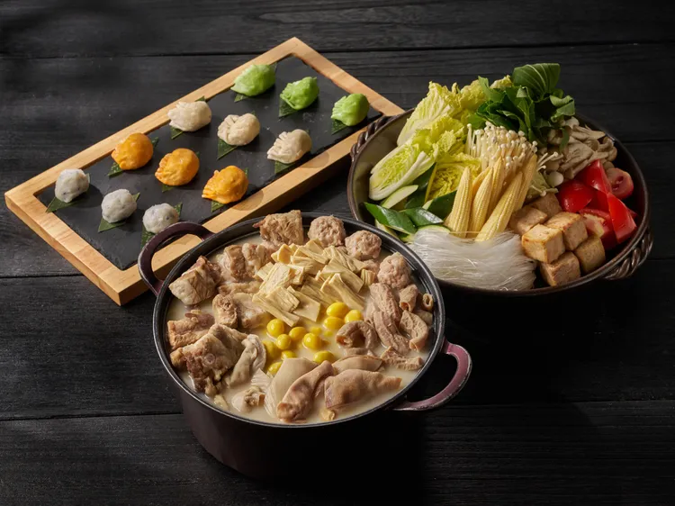 台北美福《超值美食通用券》可兌換潮粵坊餐廳「白湯胡椒排骨豬肚鍋」，鮮濃香醇的湯品，搭配多款手工餃及鮮蔬，旅展優惠每張3500元起。台北美福大飯店提供