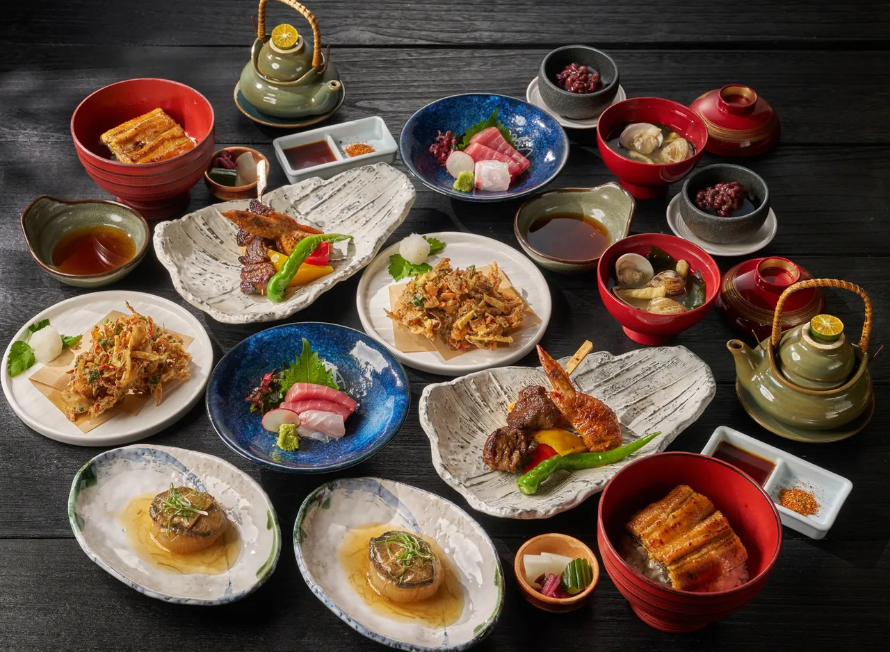 台北美福《超值美食通用券》可兑换晴山日本料理「主厨特选双人套餐」,菜色有鲜菇土瓶蒸、鲍鱼旨煮、炭烤牛肉串、酥炸樱花虾饼、酱烧鳗鱼丼等精致日料。台北美福大饭店提供