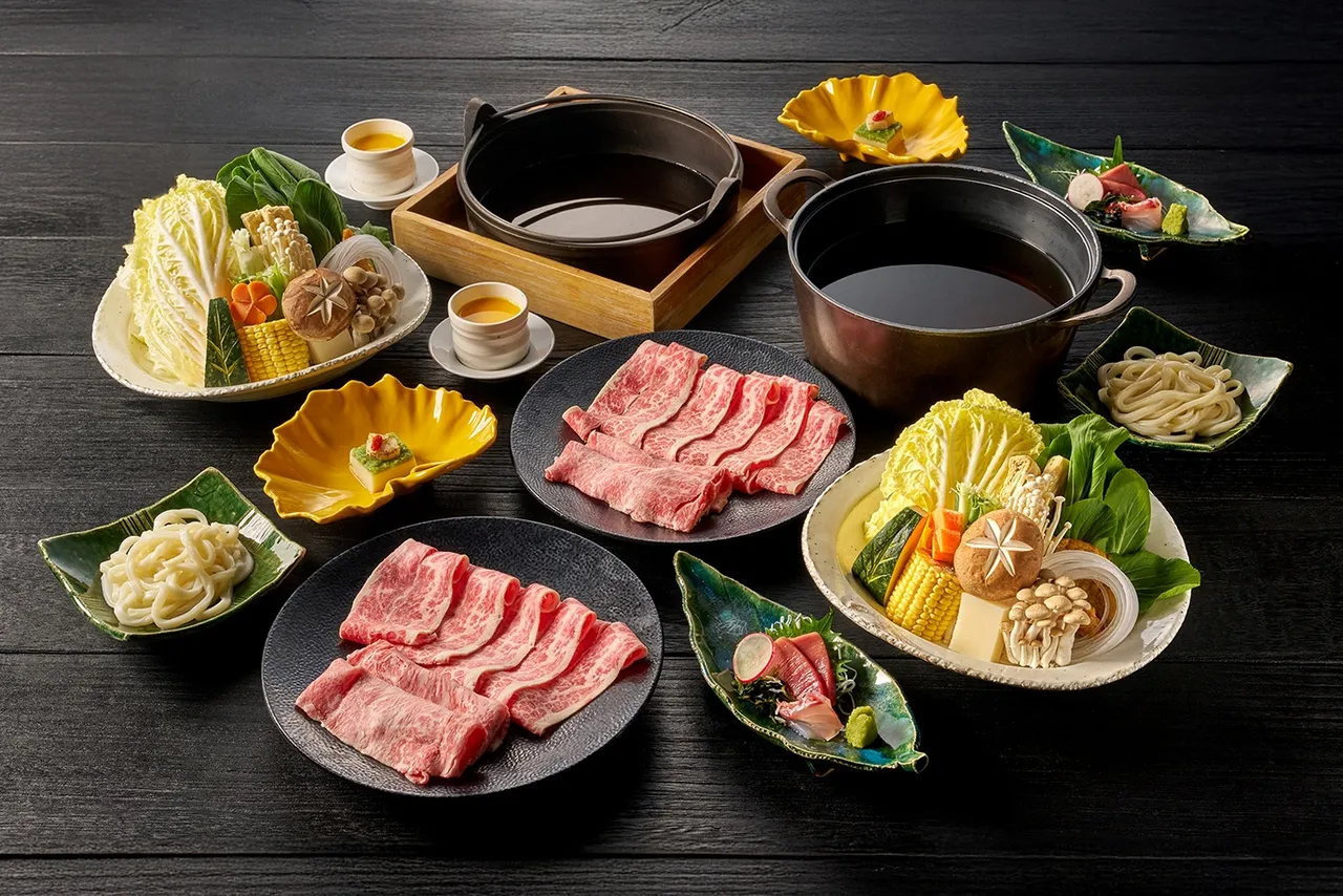 台北美福《超值美食通用券》可兑换晴山日本料理「日式火锅双人套餐」,菜色有日本A5和牛、美国Prime牛小排肉片,以及综合菜盘、赞岐乌龙面等。台北美福大饭店提供
