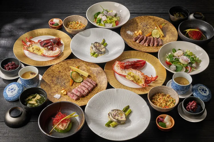 台北美福晴山日本料理《鐵板燒雙人午間套餐券》，線上限定，可品嘗極波士頓龍蝦、美國Prime牛小排及鐵板活鮑魚等料理，限時優惠71折。台北美福大飯店提供