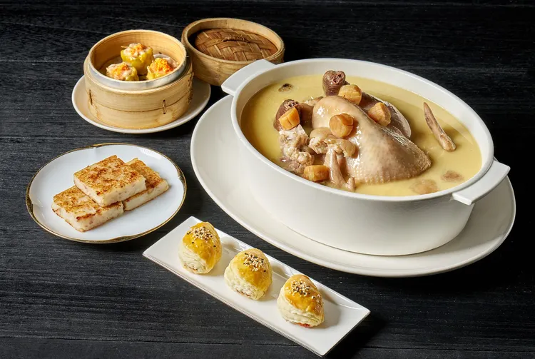 台北美福《超值美食通用券》可兌換潮粵坊餐廳「珍饈花膠鍋與港點三饗」組合，膠質豐美的花膠雞湯，醇香鮮濃，品嚐搭配三款經典港點，旅展優惠每張3500元起。台北美福大飯店提供