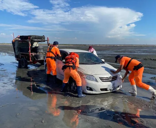 轎車闖彰化海灘受困福寶蚵道 蚵車充當「沙灘拖吊車」奏功