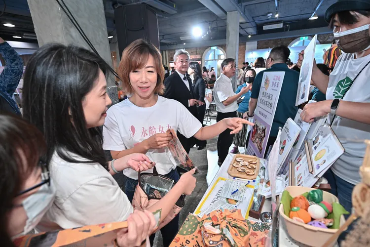 永齡基金會執行長郭曉玲參訪媽媽築夢家成果展。永齡基金會提供
