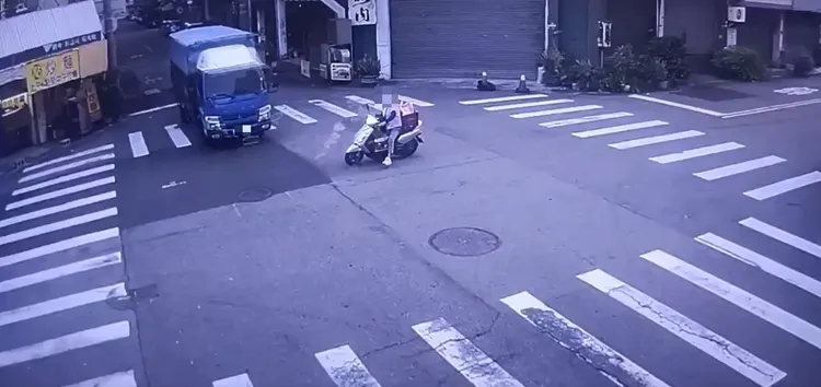 兩車在路口發生碰撞，騎士傷重不治。民眾提供