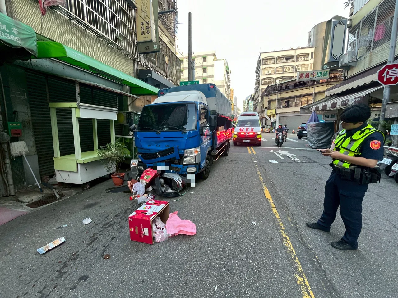 陈刘姓妇人在路口被小货车撞上送医不治,机车上的货物掉落一地。民众提供