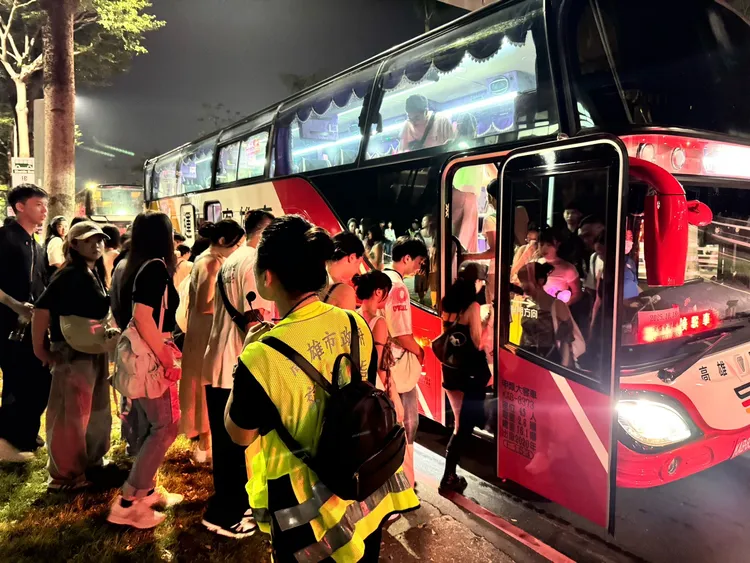 BLACKPINK於高雄世運主場館舉辦演唱會，全日公共運輸運量達33萬人次。翻攝畫面