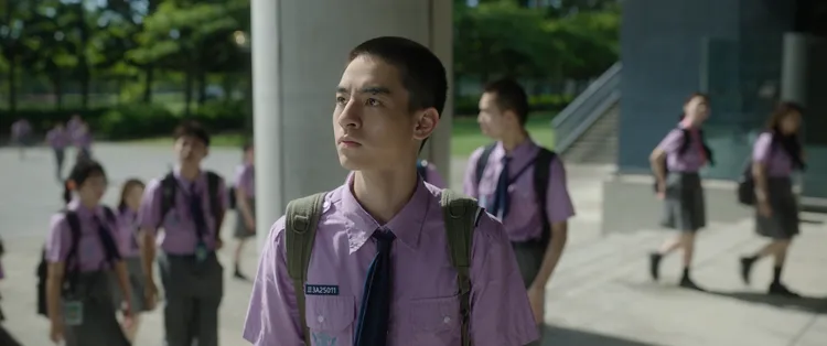 劉敬在《自殺通告》中降齡扮演高中生，因外型太帥被導演周冠威要求剃髮。本萃電影提供