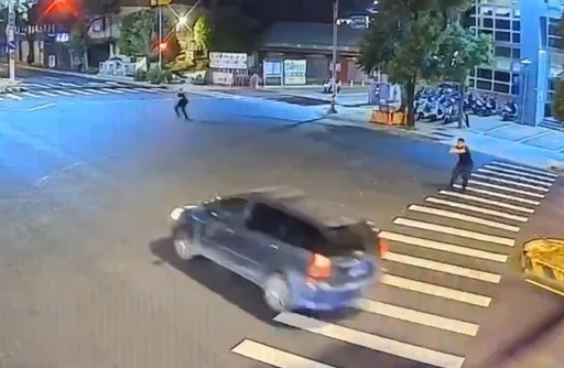男駕車拒檢狂飆 警網包夾開5槍射破輪胎迫停破窗逮捕