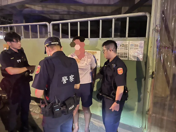 警方制伏黃男。桃園警分局提供