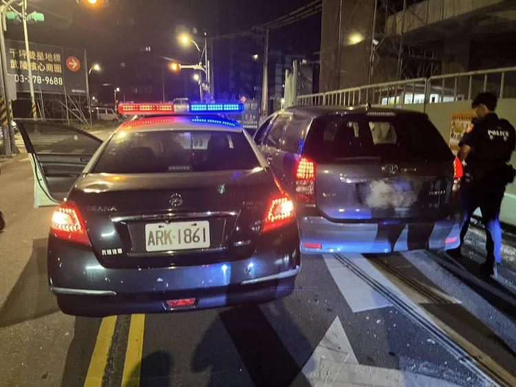 警網攔截車輛。桃園警分局提供
