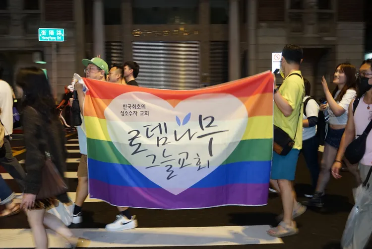 韓國參與者舉著彩虹旗幟一同遊行。邱筠媜攝