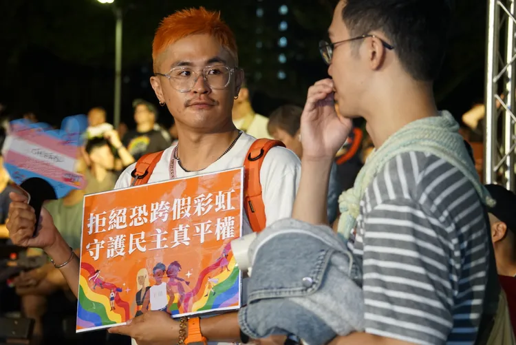 參與者舉著「拒絕恐跨假彩虹」手板。邱筠媜攝