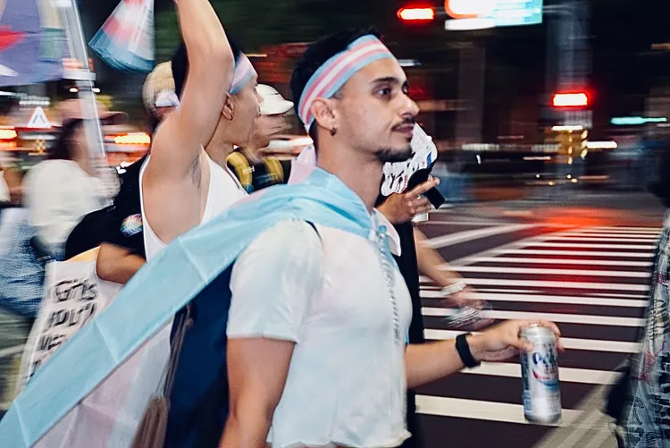 參與者披著跨性別旗幟。邱筠媜攝