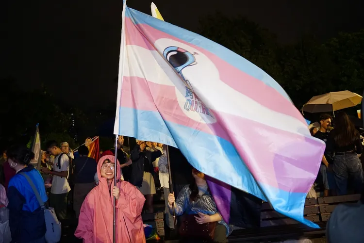 參與者高舉跨性別旗幟。邱筠媜攝