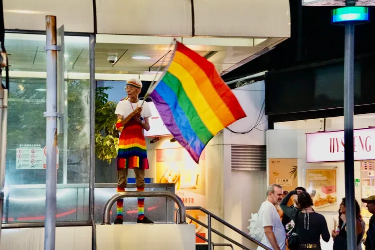 同志運動先驅祁家威揮舞彩虹旗。邱筠媜攝