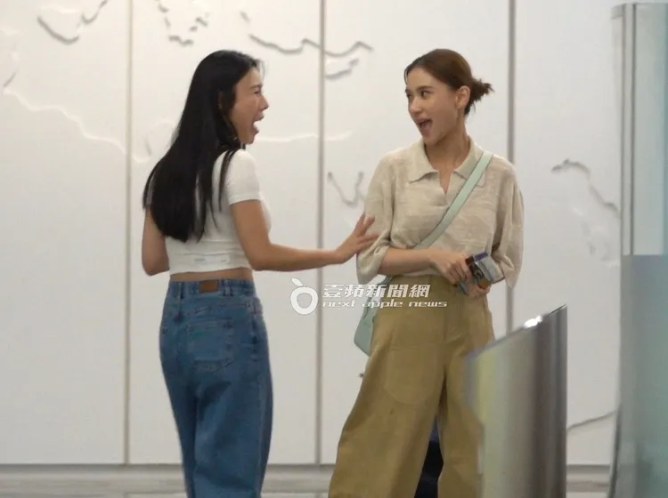 何超蓮（右）和工作人員道別。特勤中心攝