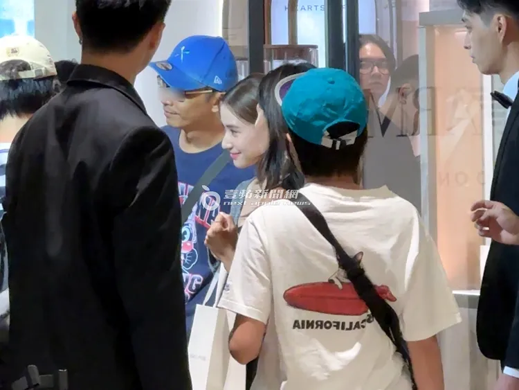 何超蓮與粉絲合影。特勤中心攝