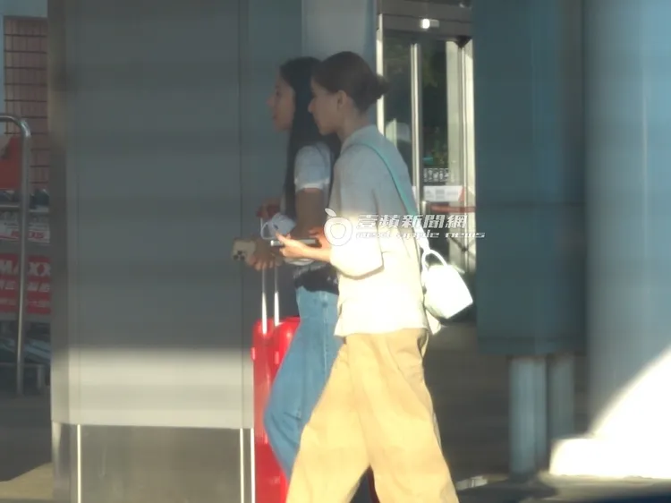 何超蓮換上輕便衣服，準備離台。特勤中心攝