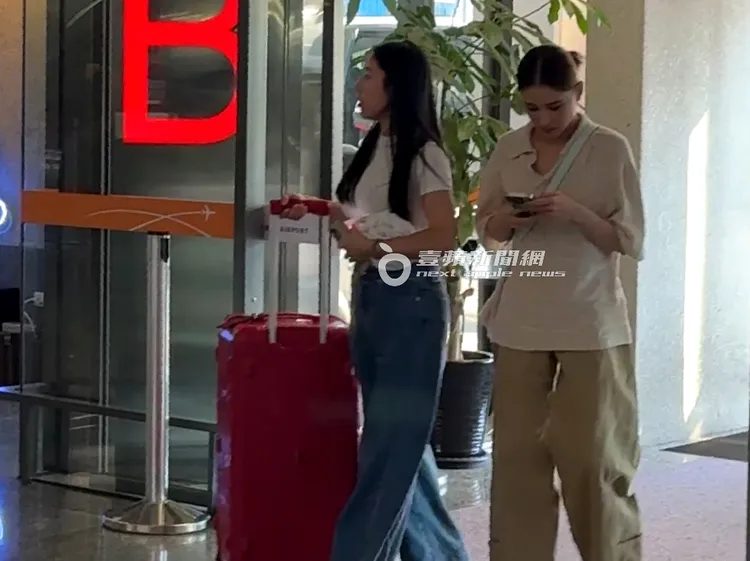 何超蓮（右）專注滑手機。特勤中心攝