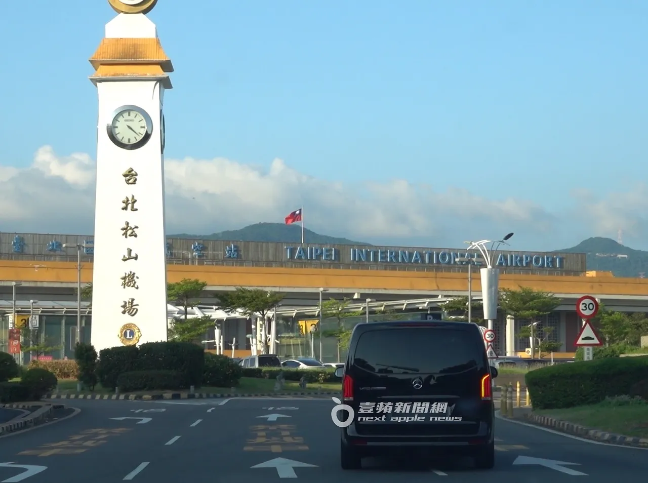 何超莲前往松山机场。特勤中心摄