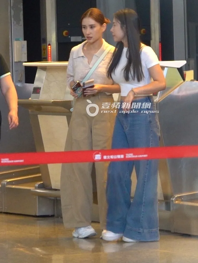 何超蓮（左）與工作人員等待行李審核通過。特勤中心攝