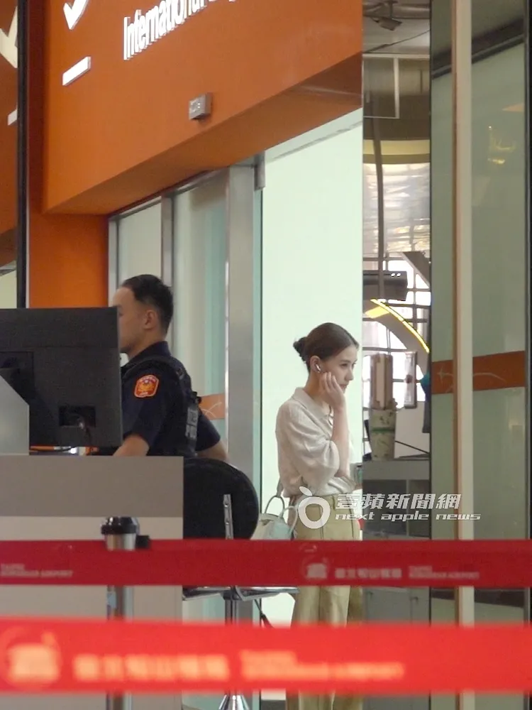 何超蓮搭乘飛機。特勤中心攝