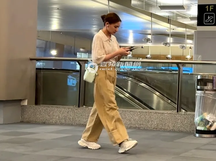 何超蓮獨自前往離境報到處。特勤中心攝