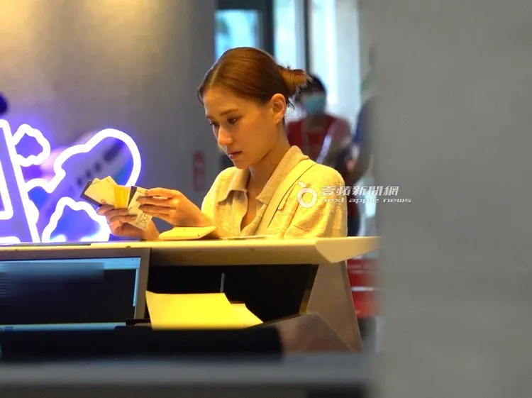 何超蓮錢包裡塞滿一堆證件。特勤中心攝