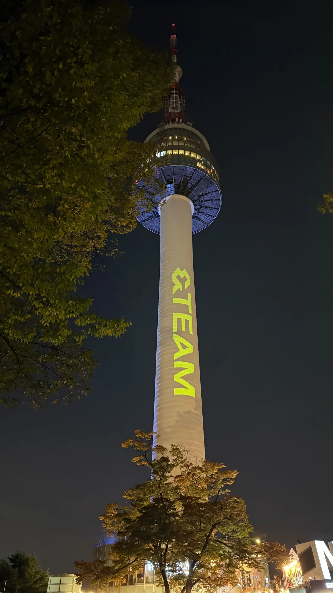 HYBE昨晚在南山塔点灯,欢庆&TEAM韩国出道。翻摄&TEAM X