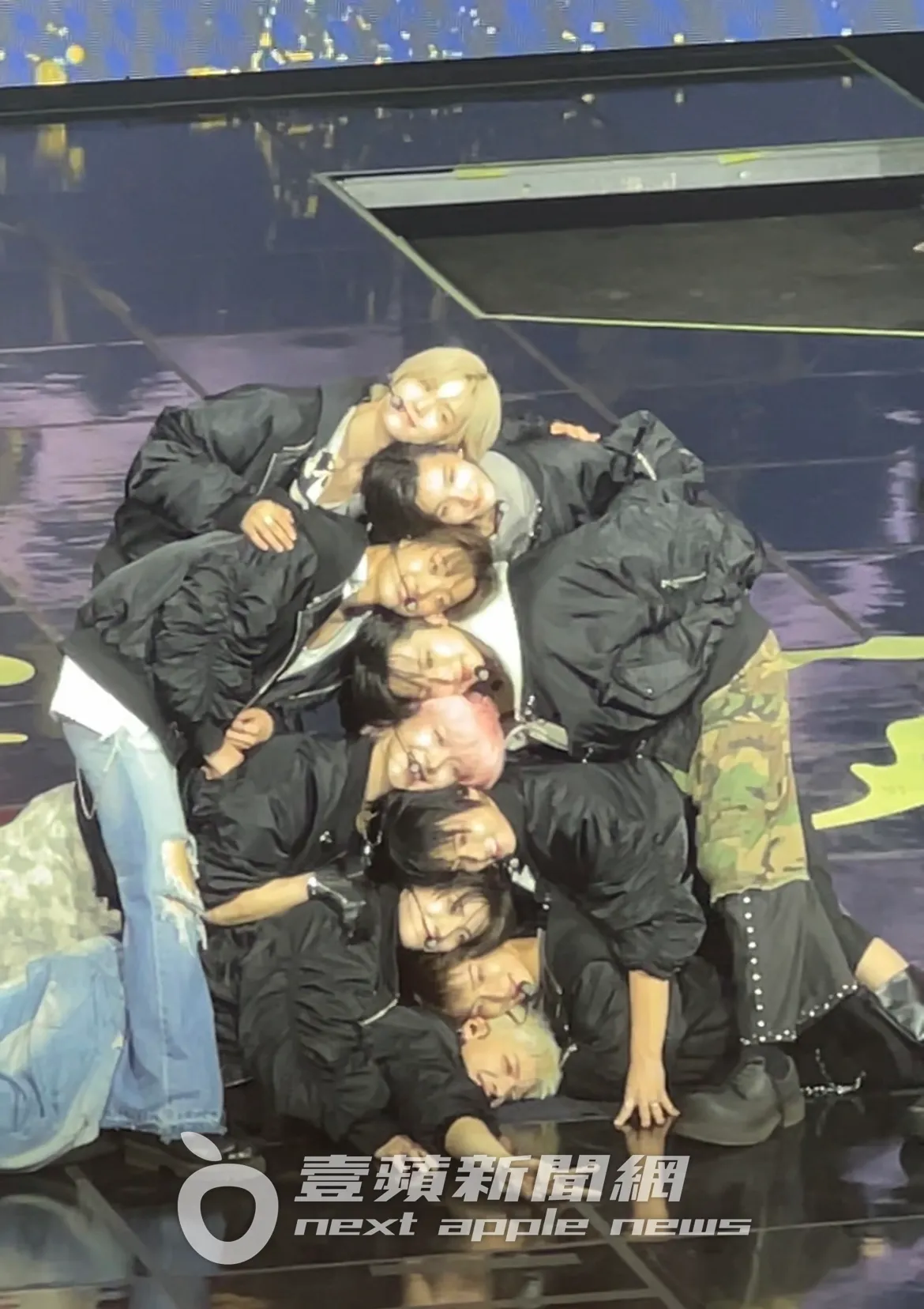 &TEAM昨出道就达标专辑百万销量,拍下招牌头靠头「狼人家族照」。读者提供