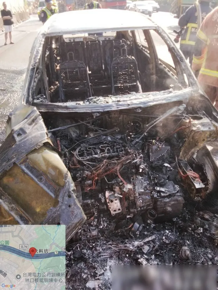 多元化計程車燒成廢鐵。