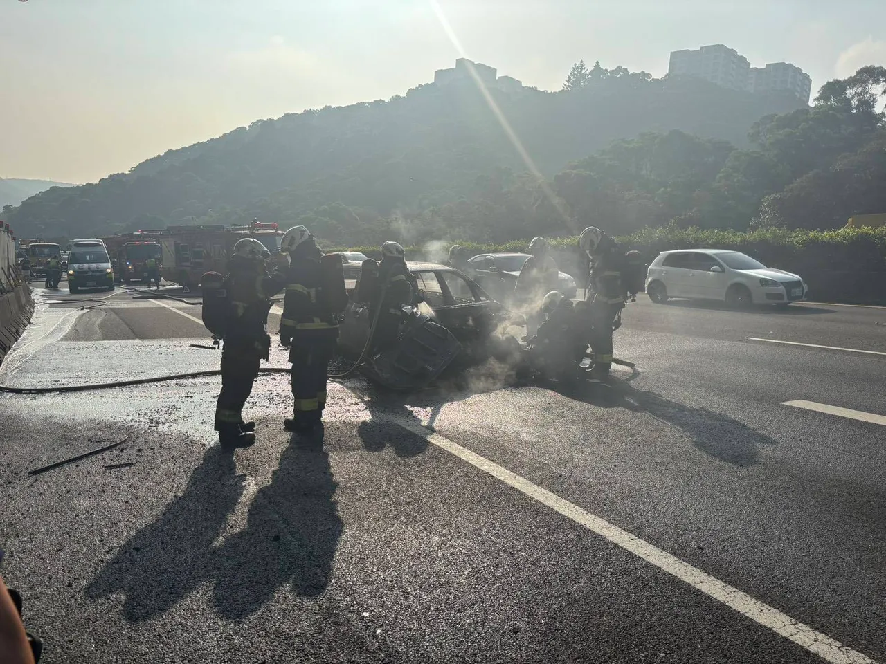 火烧车于7时56分火势扑灭,驾驶与1名乘客逃生,2人皆未受到伤害。